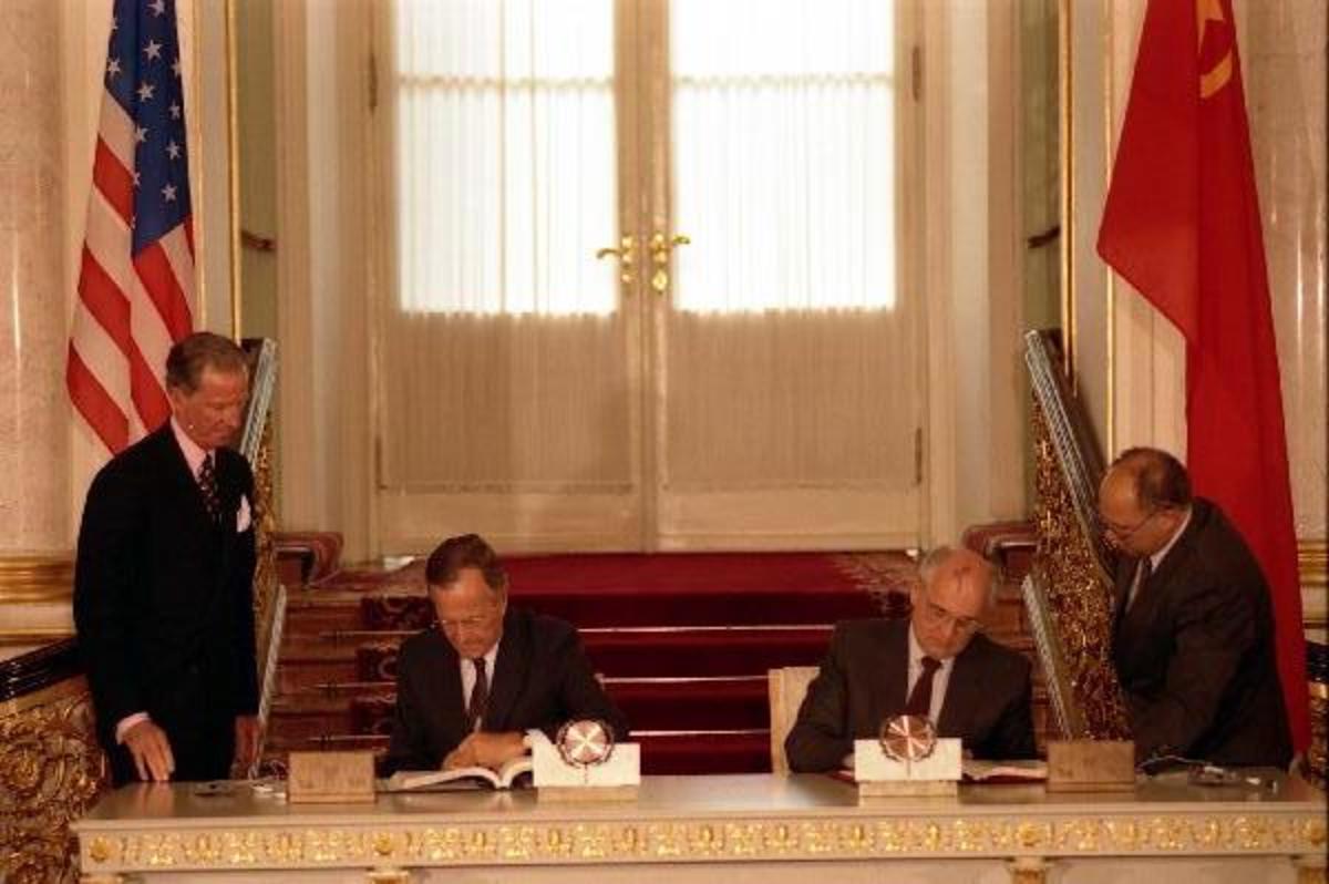 George_Bush_and_Mikhail_Gorbachev_sign_the_START_1991