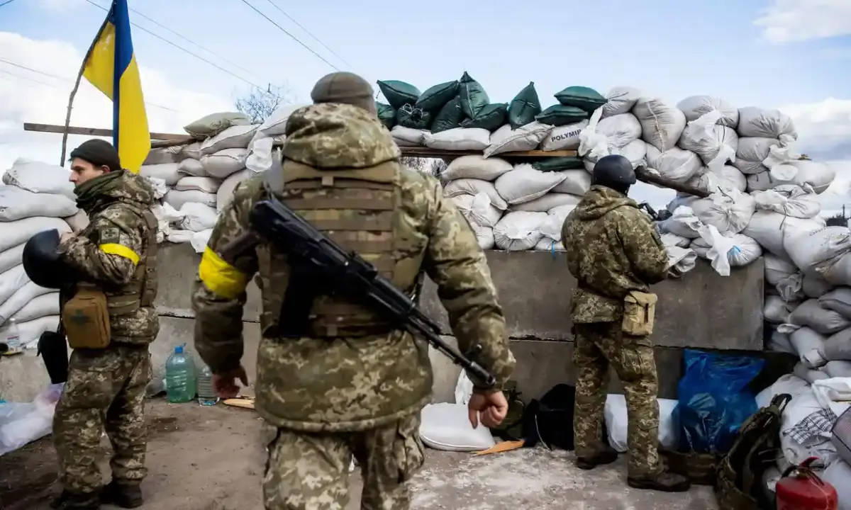 Ukrainian soldiers at a fortified checkpoint in the city of Zhytomyr. Photograph: Viacheslav Ratynskyi/Reuters