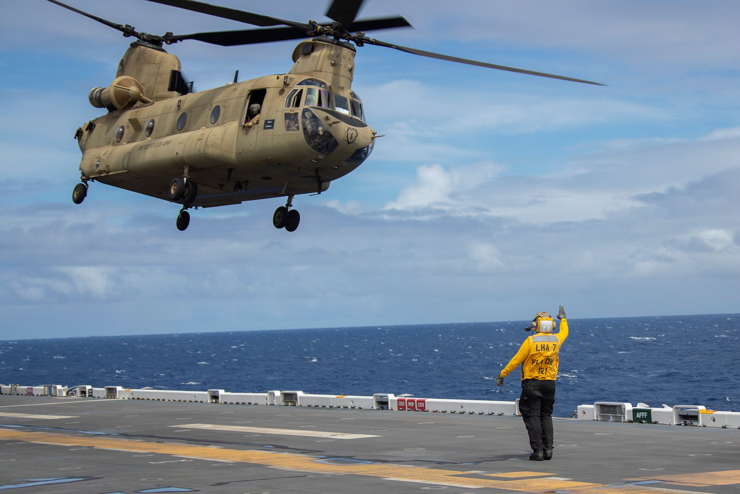 Army Chinook Lands on Navy Amphib in Joint Pacific War Game - Warrior Maven